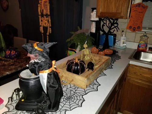 Vista 4 de Orgrimmar El juego de 35 decoraciones de Halloween incluye camino de mesa de telaraña de encaje, cubierta de mesa redonda de encaje, cubierta