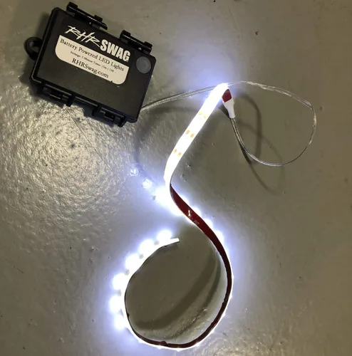 Vista 4 de RHR - Luces LED de carga con batería AA para caja de camión, luces LED de 18 pulgadas con interruptor y caja de batería AA