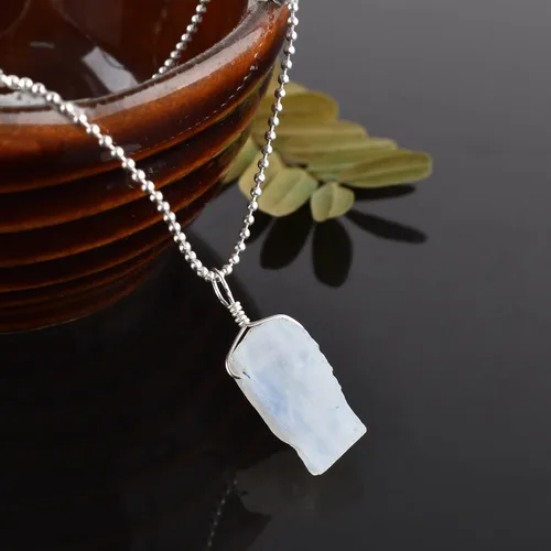Vista 2 de Collar con colgante de piedra lunar blanca natural cruda, piedras ásperas, cristales curativos de chakras, chapado en plata, piedra de nacimiento