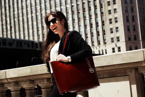 Vista 2 de McKlein Aldora - Bolso de piel para mujer con bolsillo para tablet