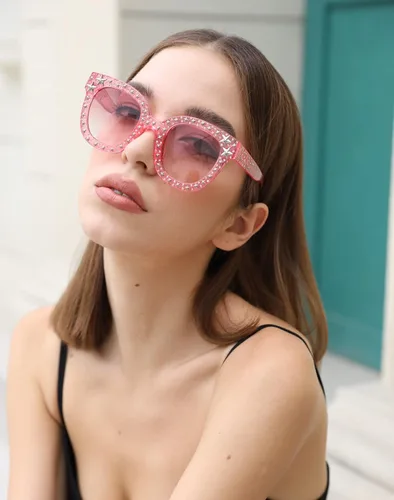 Vista 2 de FEISEDY Gafas de sol vintage con diamantes de imitación de cristal de ojo de gato para mujer B4068