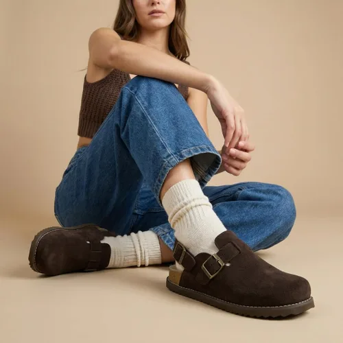 Vista 2 de CUSHIONAIRE Brooklyn - Zuecos de gamuza auténtica con hebilla para mujer Gamuza auténtica de chocolate