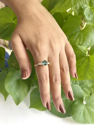 Vista 8 de Anillo de compromiso de 3 piedras con topacio azul Londres y diamante blanco de talla redonda y pera, acabado de oro de 14 quilates, anillo