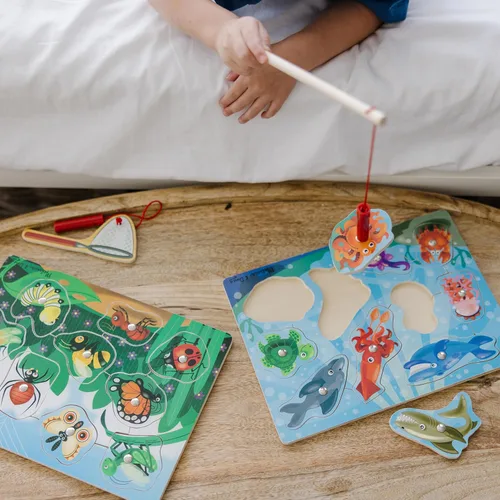 Vista 2 de Melissa & Doug Juego de rompecabezas de madera magnética: pesca y captura de insectos