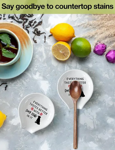 Vista 2 de WHING - Divertido soporte de cuchara de té de cerámica blanca para café, todo sabe mejor con pelo de perro, decoración de estación de café