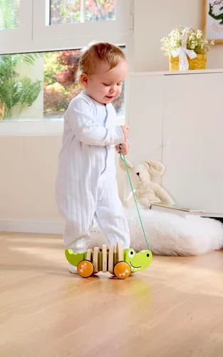 Vista 7 de Hape Croc de madera Walk-A-Long para bebés Juguete para caminar para niños pequeños de 12 meses en adelante