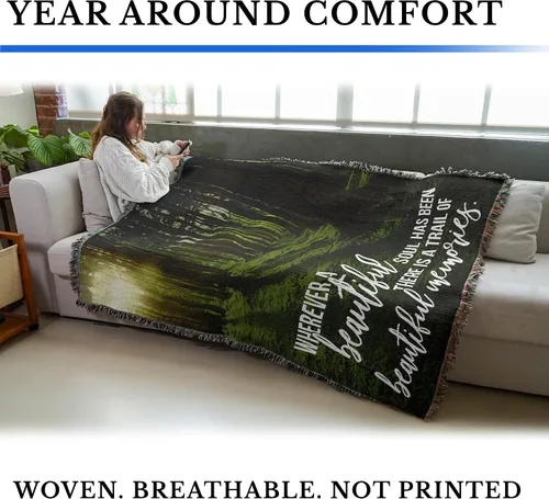Vista 5 de Pure Country Weavers Manta con texto en inglés «Wherever A Beautiful Soul Has Been, There is A Trail of Beautiful Memories», tapiz de regalo