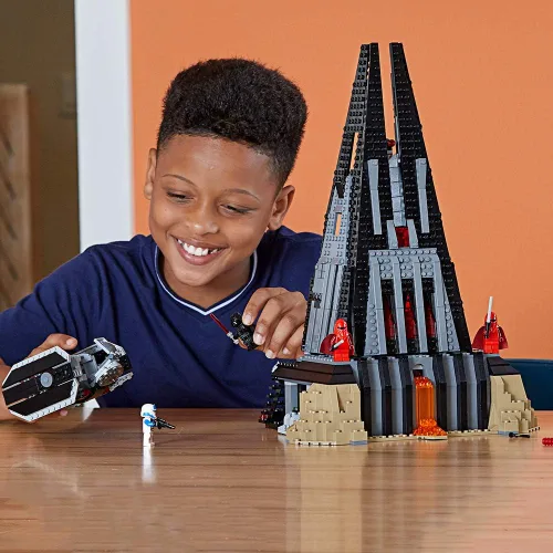 Vista 3 de LEGO Star Wars Castillo de Darth Vader 75251 kit de construcción incluye caza TIE, minifiguras de Darth Vader, tanque Bacta y más (1,060 piezas)