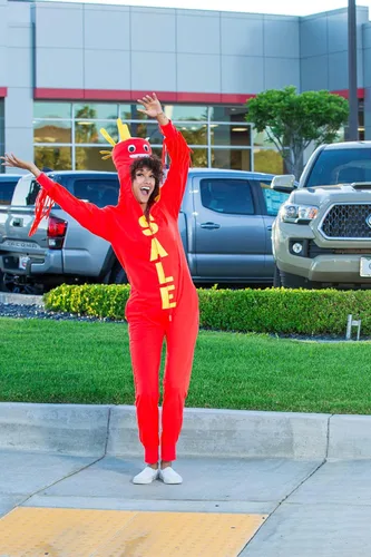 Vista 8 de Tipsy Elves Divertido disfraz de Halloween rojo y amarillo traje de tubo inflable inspirado en el hombre para mujer