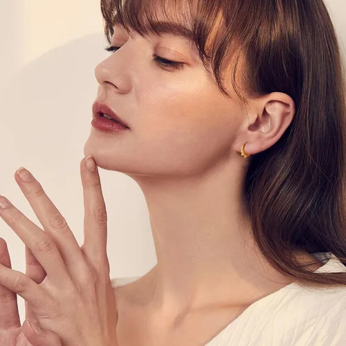 Vista 2 de Aretes de aro pequeños chapados en oro de 14 quilates, hipoalergénicos, minimalistas