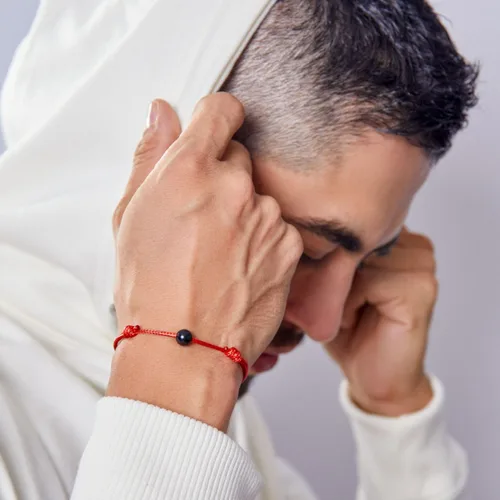 Vista 3 de Luck Strings Pulsera de cuerda roja de turmalina negra, amuleto de protección contra el mal de ojo de la Cabalá hecha a mano con cordón ajustable