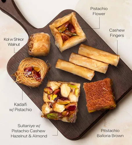 Vista 4 de Cerez Pazari Baklava Juego de regalo de pastelería – Pastelería turca de Baklava con nueces y especias – Caja de regalo de Baklava de Turquía