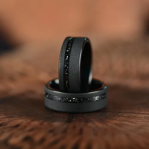 Vista 3 de Anillo de boda para hombre, tungsteno de meteorito aplastado, negro, 0.315 in
