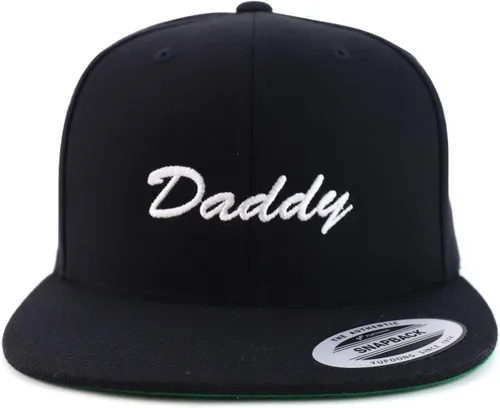 Vista 2 de Trendy Apparel Shop Flexfit Daddy Script Font Bordado Estructurado Flatbill Snapback Cap