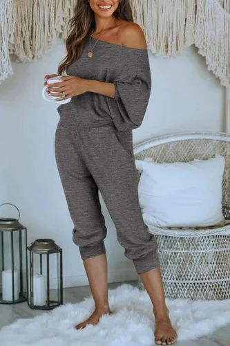 Vista 2 de PRETTYGARDEN Conjunto deportivo acanalado de 2 piezas para mujer, hombros descubiertos, manga larga, pantalones de descanso con bolsillos