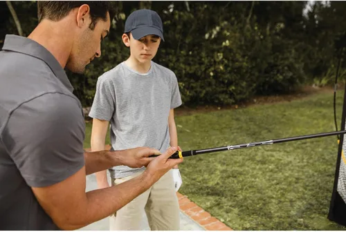 Vista 5 de SKLZ Golf Grip Trainer, Club Attachment for Correct Hand Positioning and Muscle Memory, Fits Standard Grips from Driver to Wedge, Right-Handed