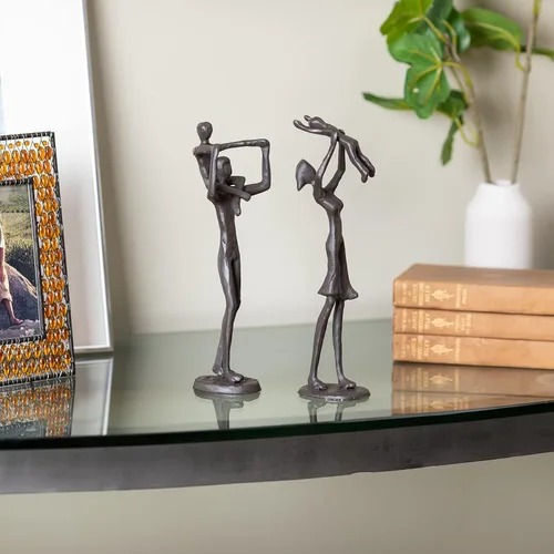 Vista 5 de Danya B. Orgulloso padre sosteniendo niño escultura de hierro contemporánea pequeña estatua decorativa