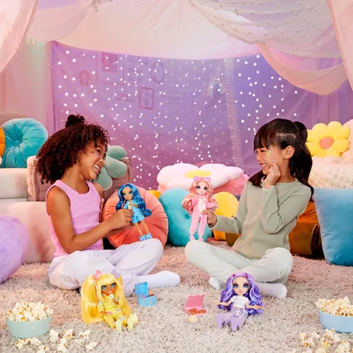Vista 7 de Rainbow High Jr High PJ Party - Skyler, Muñeca de moda posable azul de 9" con enterizo suave, pantuflas, accesorios de juego divertidos, gran