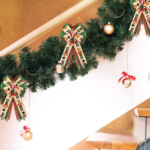 Vista 6 de Whaline Corona de Navidad, lazo de arpillera de cascanueces rojo y verde con colgante, adorno de árbol de Navidad, adornos de regalo