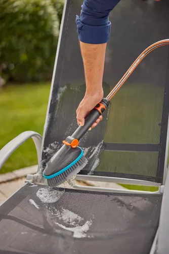Vista 2 de Gardena Cleansystem Cepillo de mano M Soft Scrubber con conexión de manguera, para superficies más pequeñas y sensibles. Práctico funcionamiento