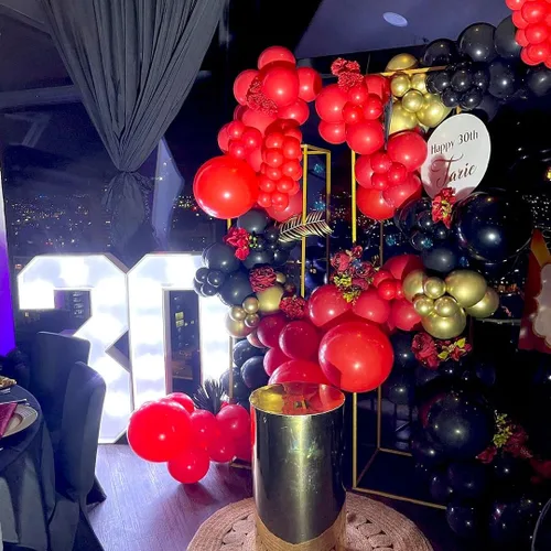 Vista 4 de Globos de fiesta rojos, negros y dorados, globos de látex negro y rojo, 50 globos de 12 pulgadas, rojo, negro y dorado, para graduación, Hollywood