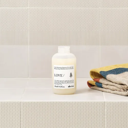 Vista 5 de Davines LOVE/Curl Shampoo, Creamy Taming Cleanser for Wavy & Curly Hair - Enhances Elasticity, Volume & Softness - Hydrating Baobab Pulp Formula