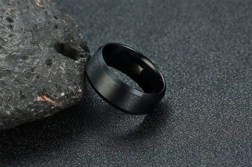 Vista 4 de VNOX - Anillos personalizables con acabado cepillado mate con borde biselado en acero inoxidable de color negro de 6 mm de espesor para hombres