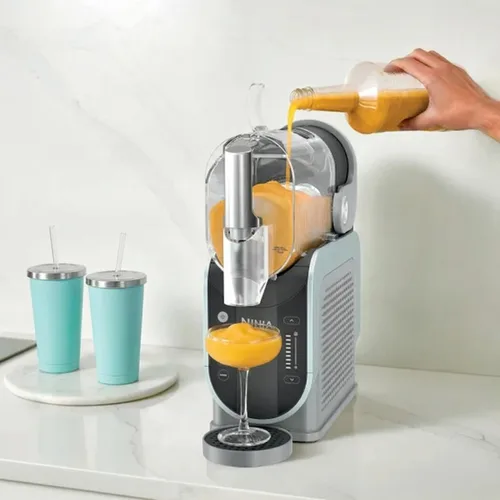 Vista 3 de SLUSHi con tecnología RapidChill, fabricante profesional de bebidas congeladas con jarra de 96 onzas, 5 programas Auto-iQ y boquilla