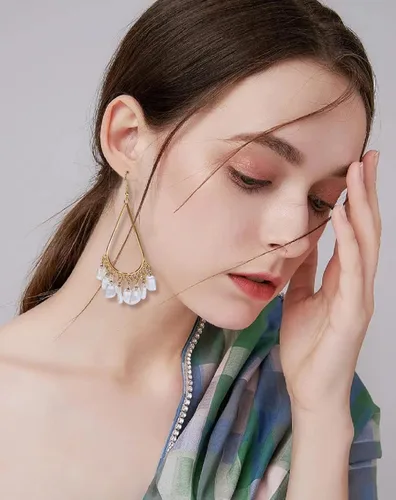 Vista 2 de COIRIS Aretes de lágrima de perlas con aretes de aro colgantes de metal para mujer