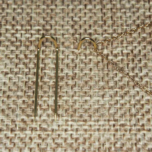 Vista 3 de CuteBox Bandeja de plástico negro con inserto de arpillera en U dorado para venta al por menor, mercancía, joyería, exhibición, organización