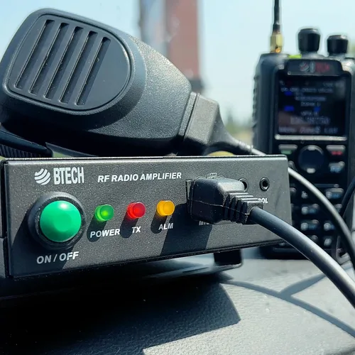 Vista 7 de BTECH AMP-U25D Amplificador Aumento de potencia de 20-40W para UHF (400-480MHz) Compatible con radios portátiles Amplifica modos analógicos