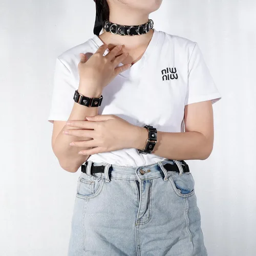 Vista 2 de Manfnee Gargantilla punk con cuello de espiga, collar de cuero sintético, pulsera ajustable gótica