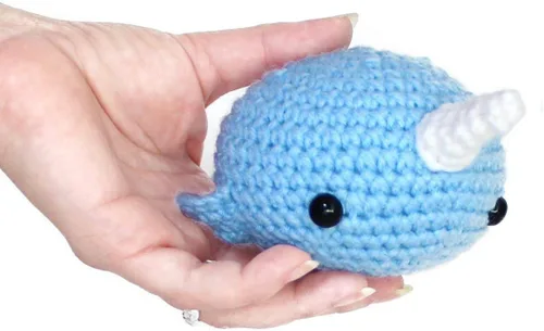Vista 2 de Bola antiestrés hecha a mano de Narwhal Amigurumi Figura de juguete para apretar para aliviar la ansiedad, terapia de ansiedad, decoración