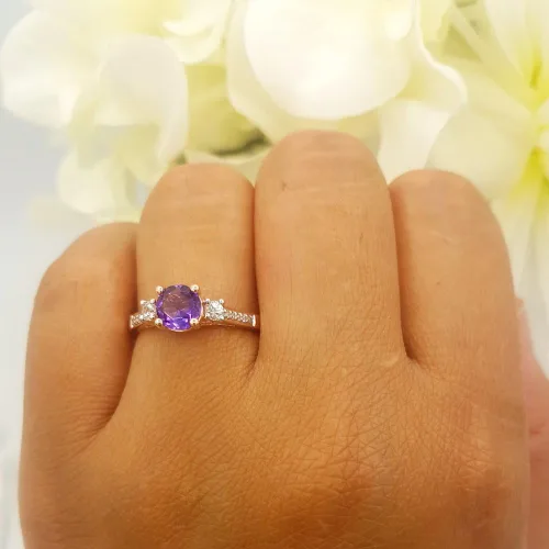 Vista 6 de Dazzlingrock Collection Anillo de compromiso de 3 piedras preciosas redondas de 10 quilates y diamantes para mujer, oro rosa