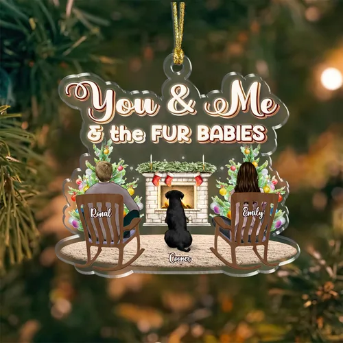 Vista 3 de GOSSBY Adorno transparente – Personalizado (pareja y 1 perro) You and Me and The Fur Babies Ornamento 2023 – Pareja de Navidad con perro para árbol
