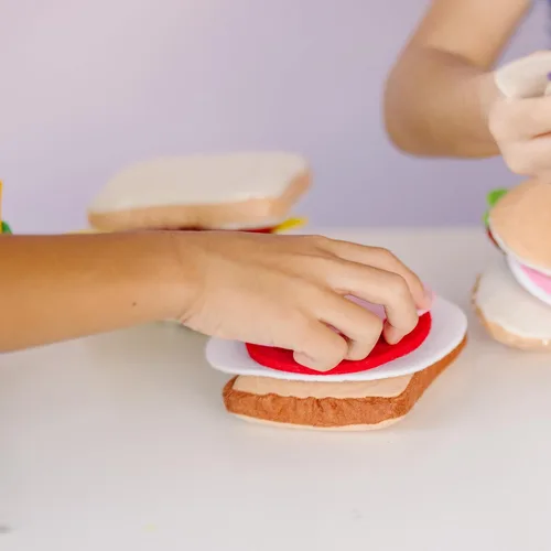 Vista 8 de Melissa & Doug alimentos de fieltro, set de juego para preparar sandwich, 33 piezas.