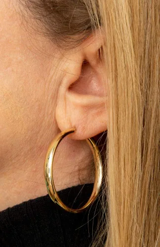 Vista 4 de Aretes de aro medianos planos y anchos de oro amarillo de 14 k (0.197 in de ancho)