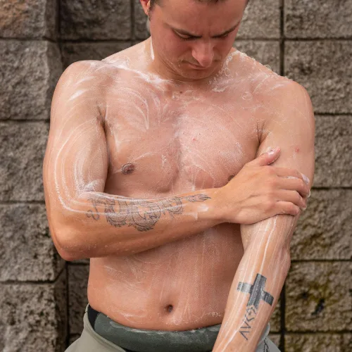 Vista 5 de ZEUS Gel de baño hidratante para hombre con aceite de sándalo, aloe y manteca de karité Premium Nourishing Body Cleanser with Essential Oils for a