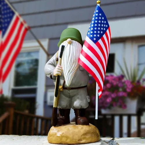 Vista 2 de Gnomo de jardín solar patriótico con bandera estadounidense, gnomos de jardín armados de resina de 11 pulgadas, estatua para exteriores, decoración