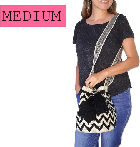 Vista 2 de Mochila Wayuu original para mujer, bolsos boho colombianos, hechos a mano con grandes borlas de aspecto agradable