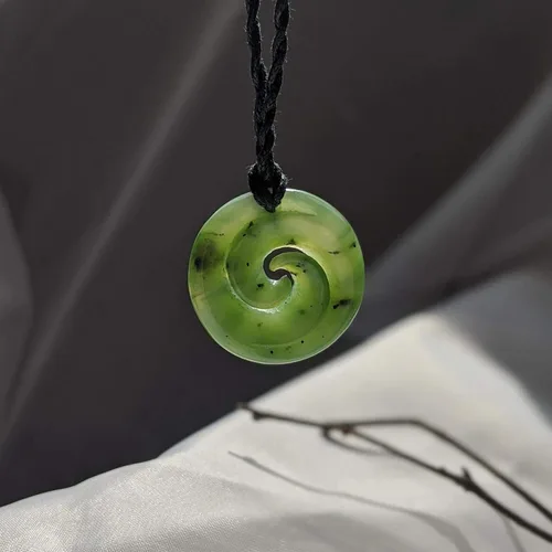 Vista 3 de 81stgeneration Collar con colgante de nefrita tallada de jade verde maorí doble Koru para hombre, Piedra, Nefrita - jade