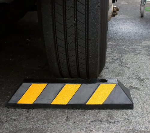 Vista 8 de RK-BP22 - Bloque de estacionamiento para camiones de bordillos de goma, 22 pulgadas