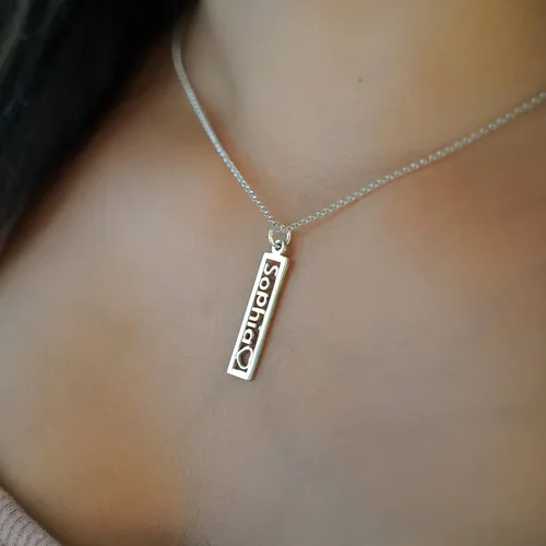 Vista 3 de AJ's Collection Collar de plata de ley rectangular con nombre abierto personalizado con recorte de corazón. Personaliza un dije rectangular.