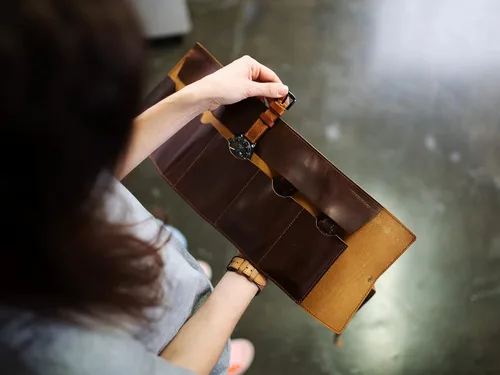 Vista 2 de OleksynPrannyk Rollo de cuero para reloj, organizador de joyas de viaje, hecho a mano, estuche protector para reloj con correa de cierre