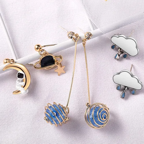 Vista 3 de 4 pares de aretes de astronauta asimétricos de astronauta, estrella y luna, aretes colgantes para mujer