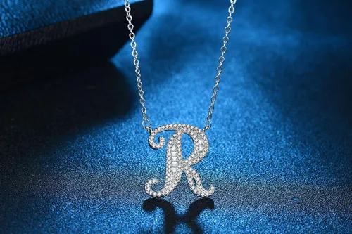 Vista 4 de Uloveido - Collar con colgante de letra A-Z, chapado en oro blanco, para mujeres, niñas, niños, mamá amiga con circonita cúbica y cristales CZ NL025