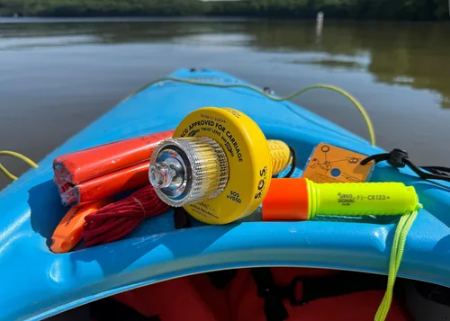 Vista 4 de Sirius Signal SB-3L Kit de Bolsa Seca SOS de Seguridad Náutica y Emergencia para Kayaks, Barcos y Embarcaciones de Remo - Aprobado por USCG