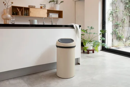 Vista 4 de Brabantia Bote de basura grande de 16 galones (beige suave) tapa extraíble, cubo de basura abierto suave al tacto