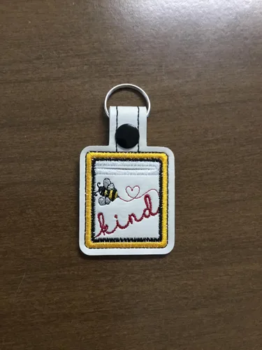 Vista 4 de Llavero bordado de abeja para carrito de compras Aldi, base de vinilo blanco roto- Llavero Aldi - Bee Kind