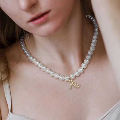 Vista 4 de Collar de perlas con inicial chapado en oro de 14 quilates, 26 mayúsculas A-Z, cadena redonda de perlas blancas de 16 pulgadas
